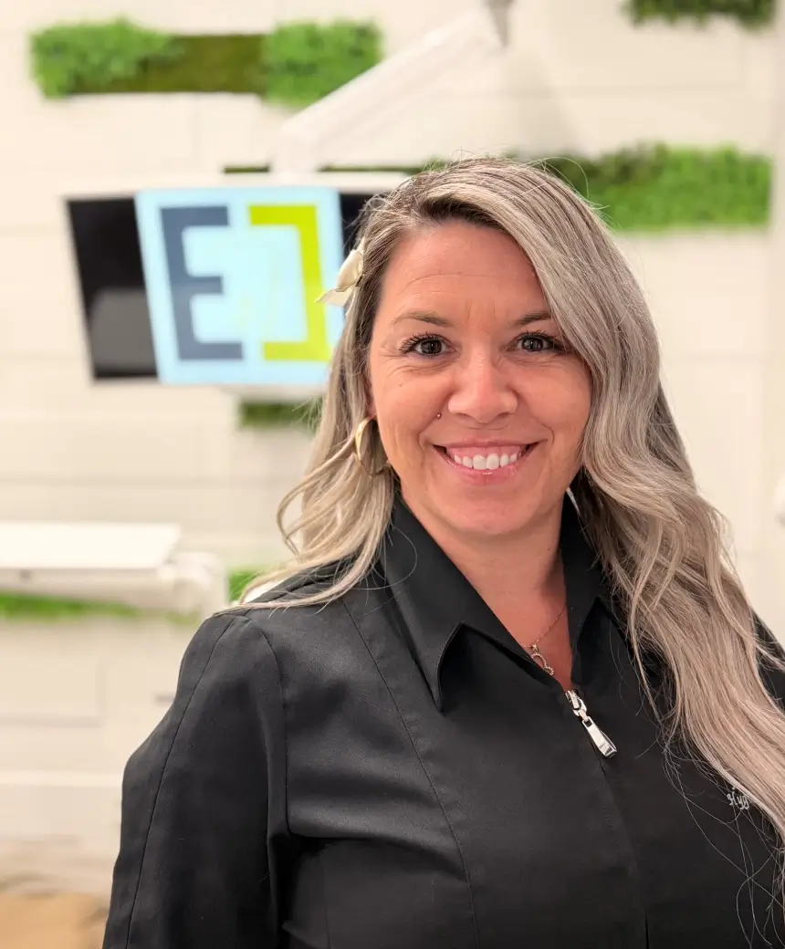Julie, Adjointe administrative