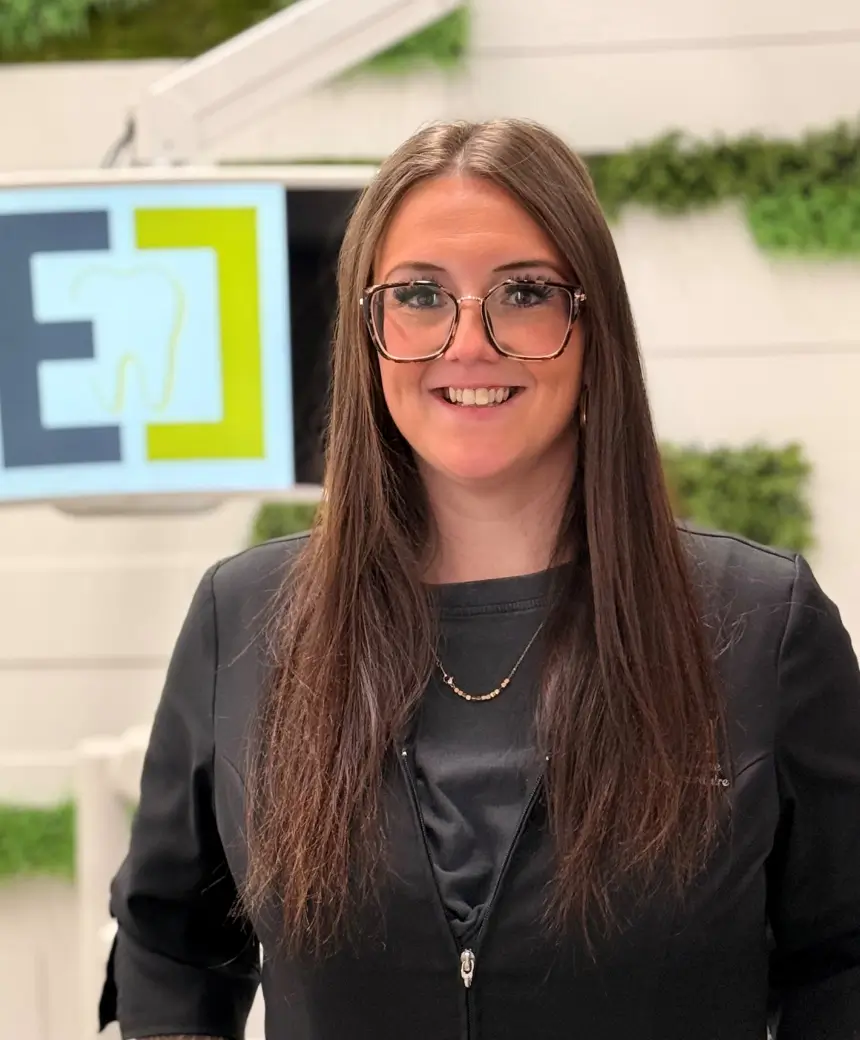 Noémie Brouillard, Adjointe administrative